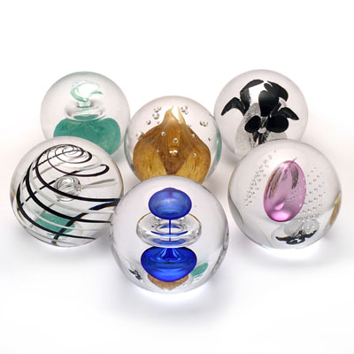 Unique Bohemia Glass pieces. Choose from an offer of several sets of coloured glass paperweights in round shape.